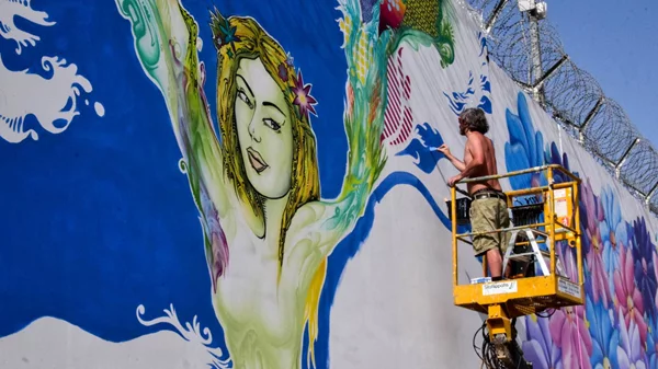 Ο street artist The Krah ζωγραφίζει τους τοίχους της Art Appel Gallery