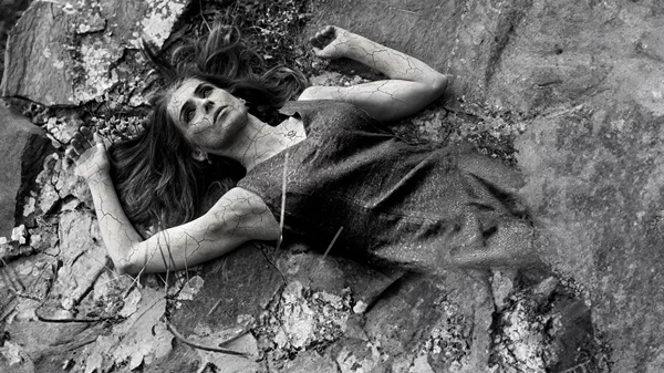 "Macbeth": Η Σοφία Χιλλ συνσκηνοθετεί και ερμηνεύει Σαίξπηρ σε μια πρωτότυπη περφόρμανς