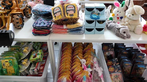 Δήμος Αθηναίων: Εορταστικά πακέτα τροφίμων σε ευάλωτες οικογένειες και πασχαλινά δώρα στα παιδιά μέσω του Κ.Υ.Α.Δ.Α