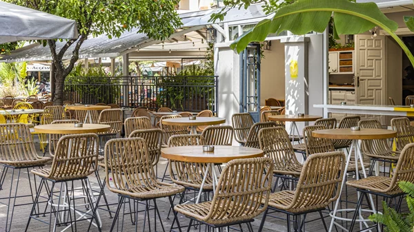 "Κίτρινη Γκαζόζα": Μια αυλή με vibe νησιού