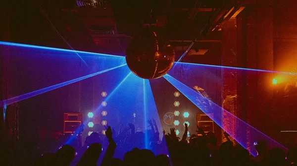 Rooftop Sessions στο 'Brown Lighthouse Athens': Η μουσική συναντά τη μόδα και την τέχνη