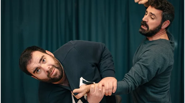 Ποιος είναι ο κύριος "Κόλπερτ" που ανεβαίνει στο θέατρο Αργώ;