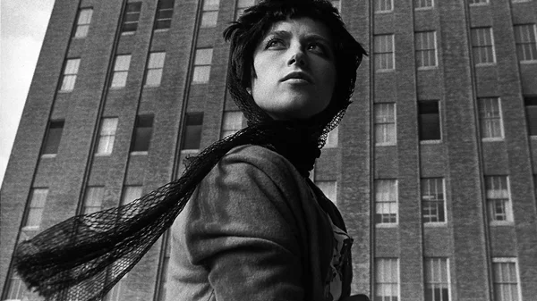 Στις φωτογραφίες της Cindy Sherman το πρόσωπό της γίνεται μάρκα προϊόντος, συσκευασία, προϊόν