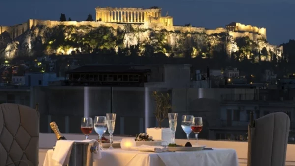 Στάση Μετρό Πανεπιστήμιο: Το "Titania" με την πατίνα του κλασικού και αγαπημένου