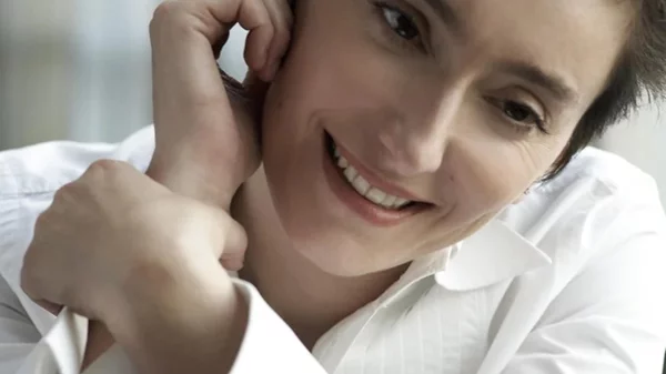 H Ηρώ για μια βραδιά στο By the Glass