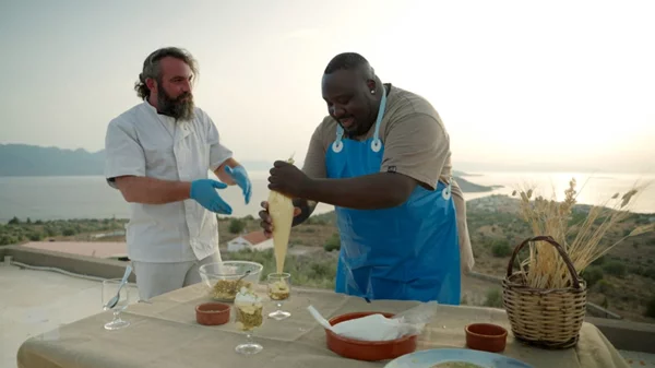 "Φτάσαμε" στην Αίγινα με τον Ζερόμ Καλούτα και την ΕΡΤ1