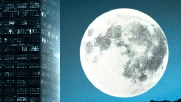 Koyanisqaatsi: Υπερθέαμα μουσικής και κινηματογράφου, με φόντο την Ακρόπολη