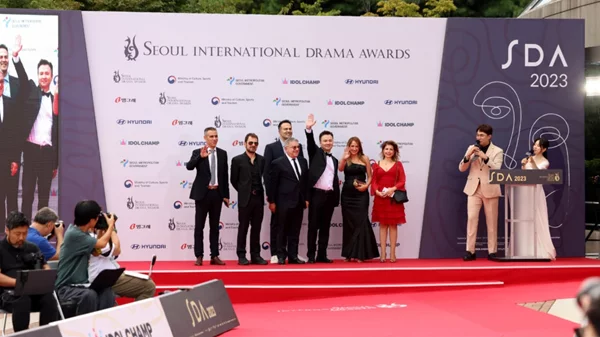 Το "Κάνε ότι κοιμάσαι" παρέλαβε το Βραβείο Καλύτερης Τηλεοπτικής Σειράς στη Σεούλ