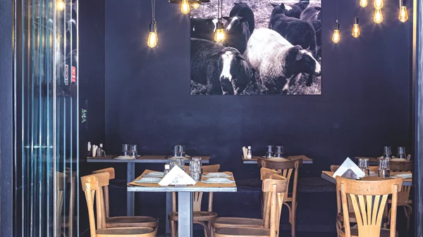 "Το Μαύρο Πρόβατο": Ένα ιντελεκτουέλ μεζεδοπωλείο με άποψη