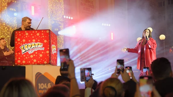 Εορταστικό shopping, Ιουλία Καλλιμάνη live και πολλές εκπλήξεις από το ΣΚΡΑΤΣ – Όλα όσα έγιναν στην "Κόκκινη Νύχτα" του Πειραιά