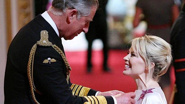 Ο Βασιλιάς Κάρολος χορεύει με Kylie Minogue!