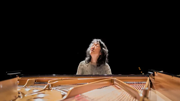 Η σπουδαία πιανίστα Mitsuko Uchida έρχεται στον κύκλο του Μεγάρου "Piano Masters"