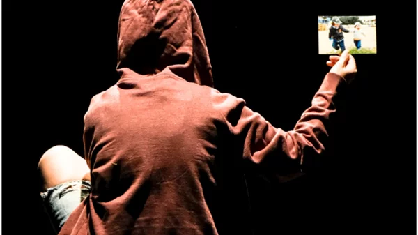 Ο βραβευμένος "Μπέμπης" ανεβαίνει στο θέατρο