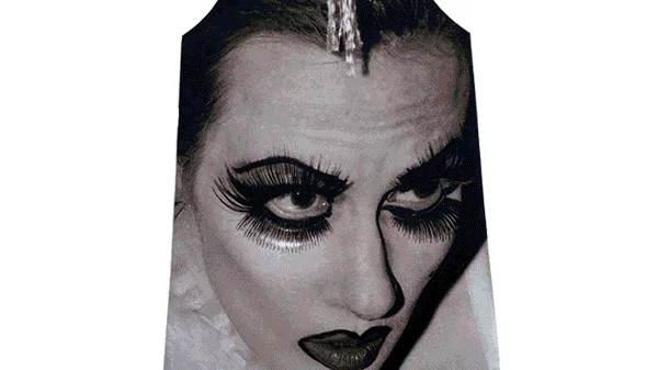 Τα χάρτινα φορέματα του Travis Hutchison καταγράφουν τη 90s drag σκηνή της Νέας Υόρκης