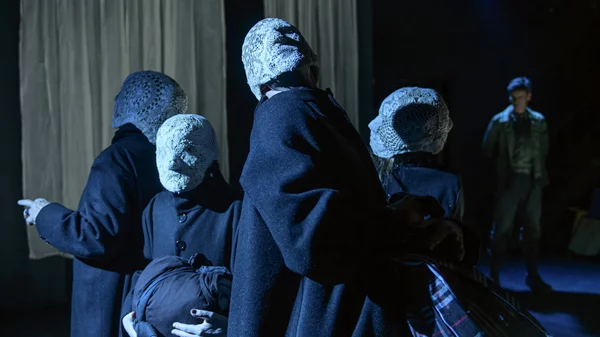 "Η λέξη πρόοδος στο στόμα της μητέρας μου ηχούσε πολύ φάλτσα": Επιστρέφει η πολυαγαπημένη παράσταση