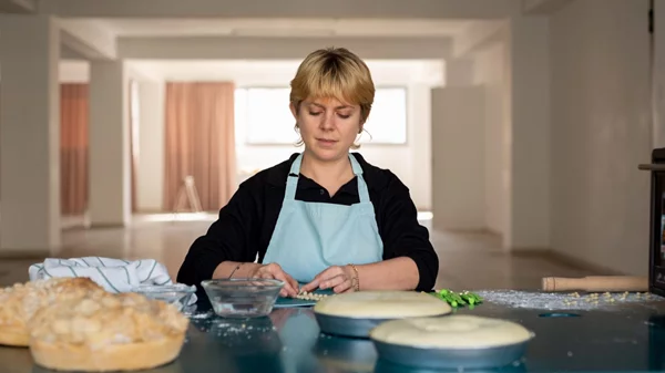 Μια σειρά από podcast ολοκληρώνει το εικαστικό πρότζεκτ "Κεντημένο Ψωμί" της Μαρίας Βαρελά