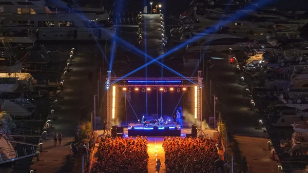 Οι "Μαγευτικές Μελωδίες από τη Μεγάλη Οθόνη" μάγεψαν το κοινό στη Μαρίνα Φλοίσβου