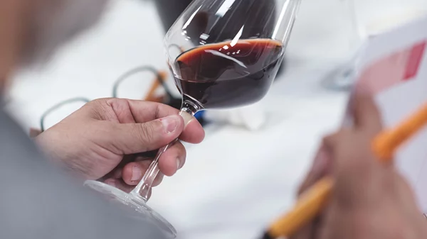 Η οινική εκπαίδευση συναντά τη φιλοξενία