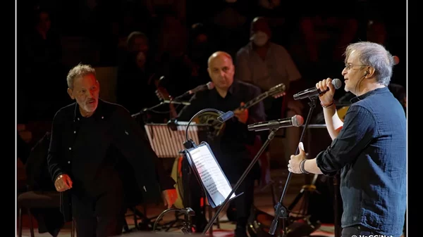 Σταύρος Ξαρχάκος: Καταχειροκροτήθηκε στο sold-out Ηρώδειο, τιμώντας τον Νίκο Ξυλούρη