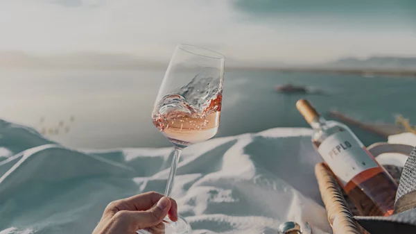 Το ροζέ κρασί με "PEPLO" καλοκαιριού που σερβίρει κάθε αιθέρια στιγμή