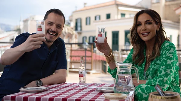 "Ούζο 12. Ας πιούμε σε αυτό!"