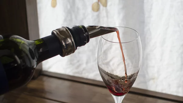 Τα ερυθρά της Πρωτοχρονιάς: Οι 10 ετικέτες που σερβίρουν επίσημα τη νέα χρονιά