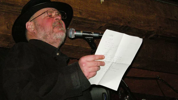 "Ένα πλαστικό ποτήρι": Αποχαιρετισμός στον David Thomas