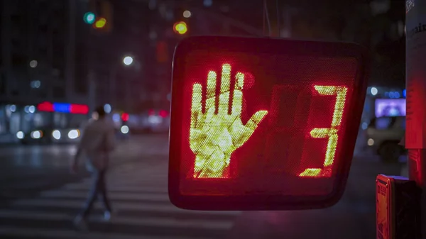 O Άρης Χατζηστεφάνου αφηγείται "Ιστορίες από το Gotham City" στο Attica TV