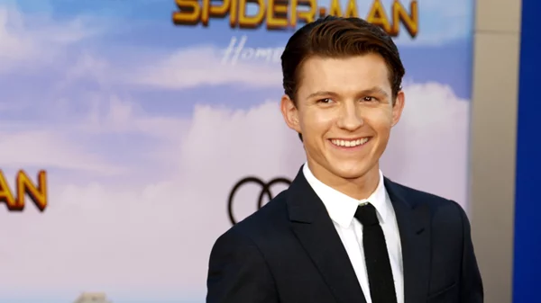 Πώς θα σου φαινόταν ο Tom Holland σαν νεαρότερος James Bond;