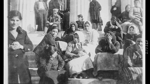 "Άφιξη και εγκατάσταση των προσφύγων στην Αθήνα": Ο συγγραφέας Νίκος Ανδριώτης μιλάει για τα επακόλουθα της Μικρασιατικής Καταστροφής