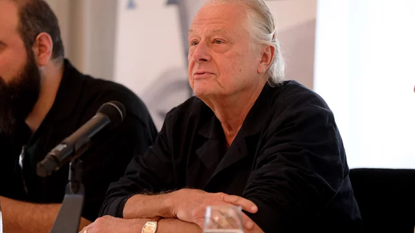 Φρανκ Κάστορφ: "Πρώτα διαλύω το κείμενο και από τα ερείπιά του φτιάχνω κάτι καινούριο"