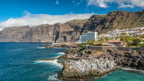 Στα Κανάρια δεν βγάζουν μόνο μπανάνες και ξενοδοχεία αλλά και ωραία λογοτεχνία