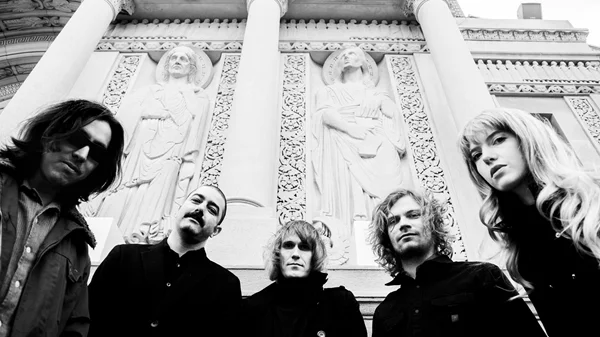 Μια φορά κι έναν καιρό ήταν οι Καλιφορνέζοι The Mystery Lights και ο Διάβολος στη Νέα Υόρκη