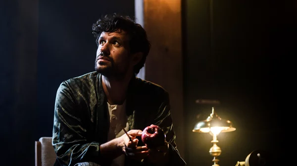 "Η μηχανή του Τούρινγκ": Η εκκεντρικά γοητευτική ιδιοφυΐα του Άλαν Τούρινγκ στη σκηνή