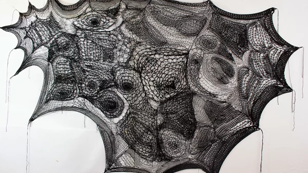 25 καλλιτέχνιδες παρουσιάζουν το 5ο μέρος της έκθεσης "Υφαίνοντας το Μέλλον"