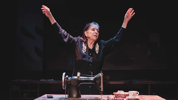 "Μια ζωή- ο μονόλογος μιας μοδίστρας" με τη Νένα Μεντή από Οκτώβριο στο Πτι Παλαί