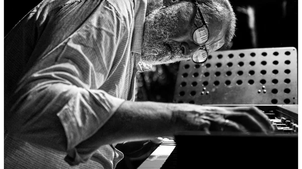 Ο Ιούνιος στο Theatre of the NO κινείται σε ρυθμούς τζαζ