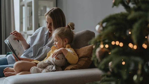 Νέα παιδικά βιβλία για τις γιορτές