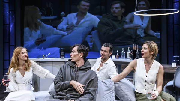 "Demons": Στο προκλητικό έργο του Λαρς Νόρεν για τα σκοτάδια της ανθρώπινης ψυχής πρωταγωνιστούν οι Ιωάννης Παπαζήσης, Ιωάννα Παππά, Γιάννης Κουκουράκης, Μαρίζα Τσάρη στο "Τζένη Καρέζη"