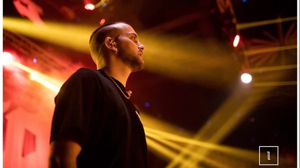 Novel 729: Αποθεώθηκε από μια λαοθάλασσα νεαρόκοσμου, βγάζοντας sold out τον "Βοτανικό"