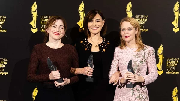 Δείτε φωτογραφίες από τους μεγάλους νικητές των Θεατρικών Βραβείων Κοινού 2025