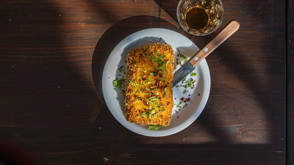 Σε αυτό το καφενείο στην Κυψέλη θα φας τη viral τηγανητή τυροκαυτερή