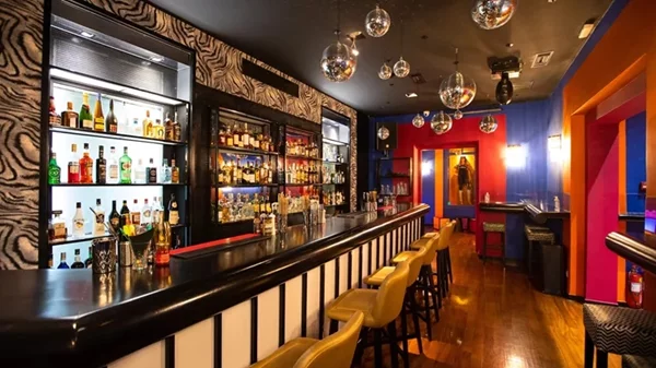 Η 'Ντισκομπάλα' αστράφτει και πάλι στο Κολωνάκι