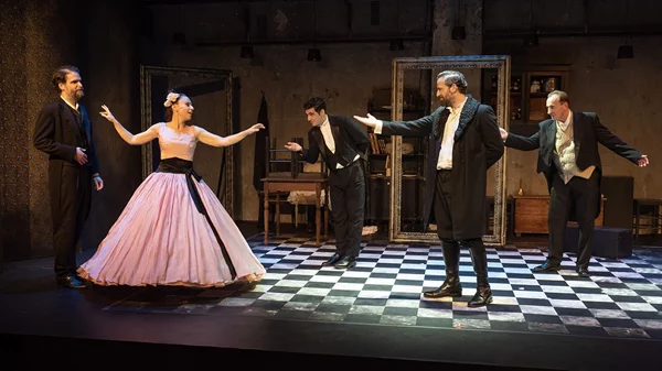 Video walkthrough: Η Ναταλία Δραγούμη στην παράσταση "Μαντάμ Μποβαρί" στο θέατρο Αποθήκη