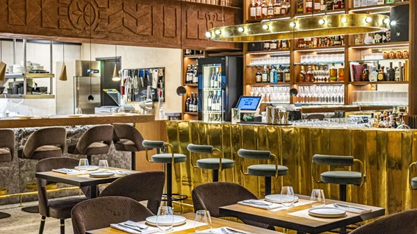 Night out με τη Ναταλία Δραγούμη στο πειραιώτικο "Yaboo"