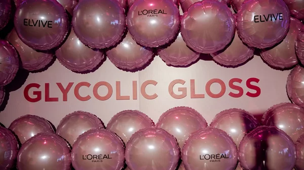#LorealGlossBoss: Το Elvive παρουσίασε τη viral σειρά Glycolic Gloss σε ένα φαντασμαγορικό event