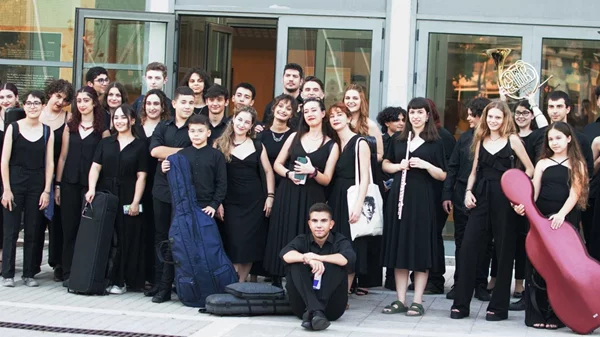 Ο Sébastien Rouland στο πόντιουμ της Underground Youth Orchestra