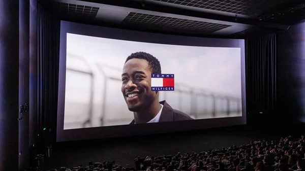 Tommy Hilfiger x F1- Η ΤΑΙΝΙΑ: Η πολυαναμενόμενη avant-première της Αθήνας γεμάτη μόδα, racing vibes και κινηματογραφική αίγλη