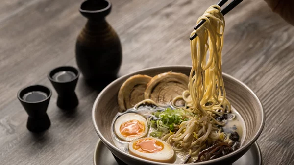 It’s ramen o’clock στα ραμενάδικα της πόλης