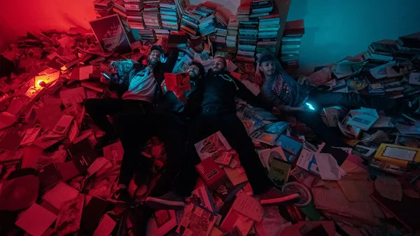 "Strange": Τι "παράξενο" ακούγεται στο -1 της Στέγης;